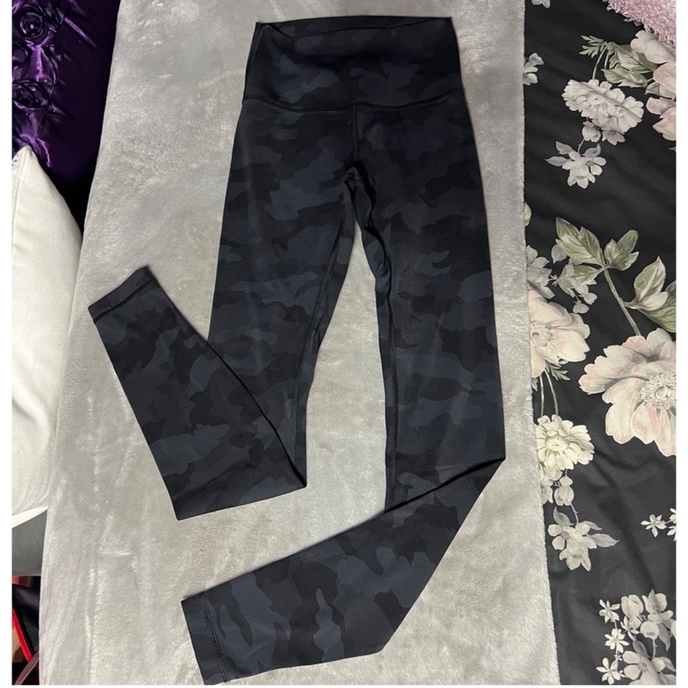 Lululemon • Wunder Under • deep camo • size 2